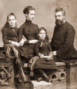 Alexander Graham Bell, eşi Mabel Gardiner Hubbard ve kızları Elsie ve Marian